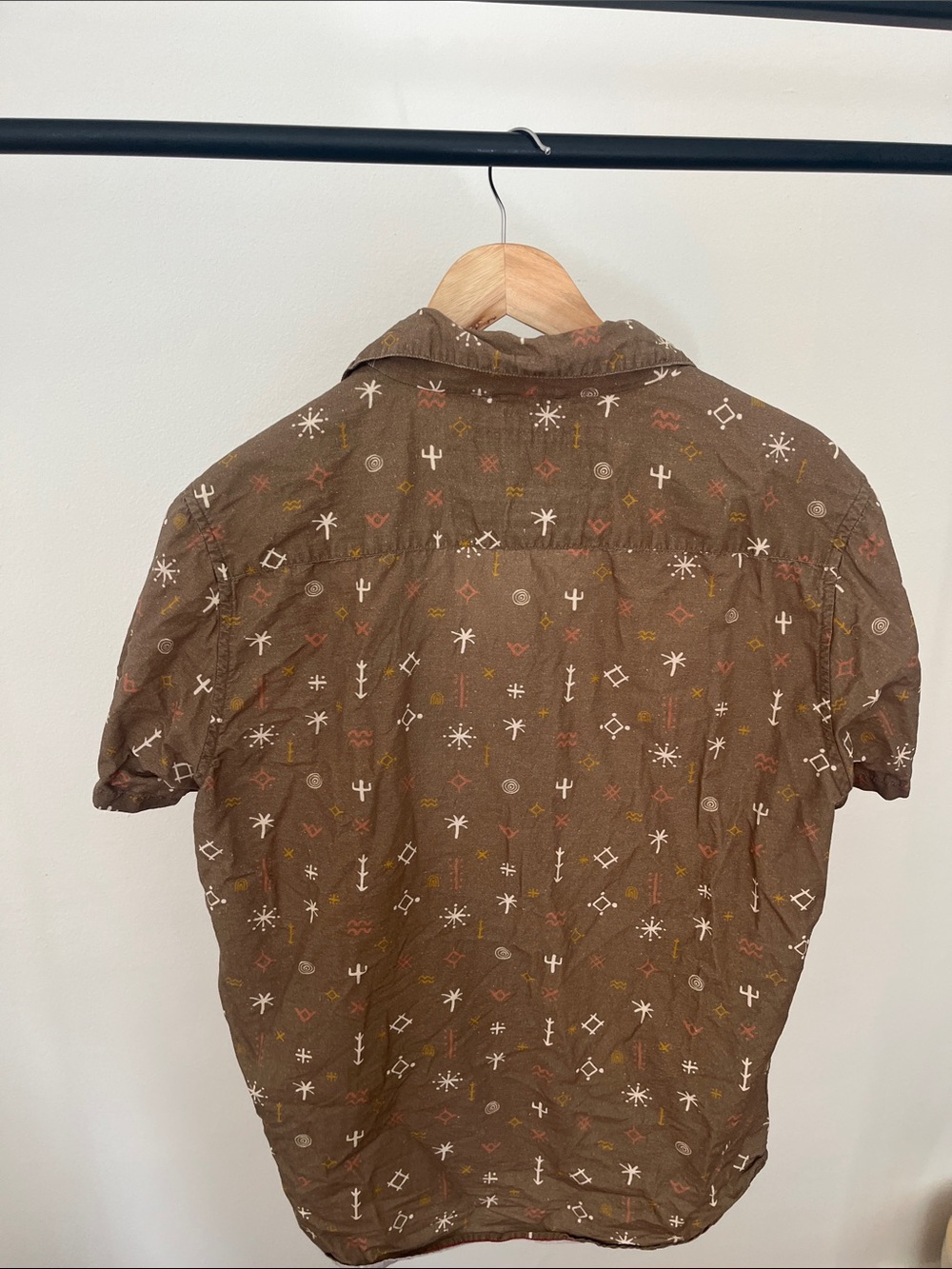 Iron & Resin Men's Brown Short-Sleeve Desert Print Button-Up Shirt - Picture 2 of 2